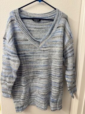BloomChic Light Blue and Gray Striped V-Neck Sweater 14/16